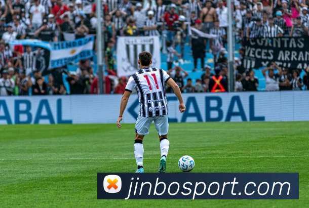 西蒙斯从拉玛西亚到德甲荷甲的成长之路与英超迷失之谜